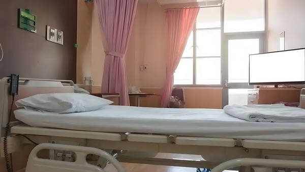 王爷已死，王妃正在烧纸